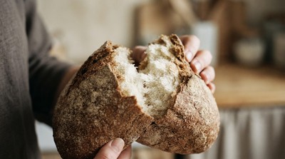 多穀物麵包健康嗎？營養師提醒：別被名稱誤導，成分標示是關鍵