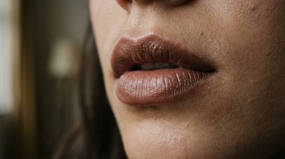 可可棕唇色成秋冬最百搭趨勢 時尚界看好百變妝效